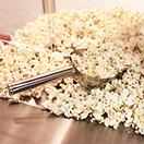 Popcorn aus Popcornmaschine